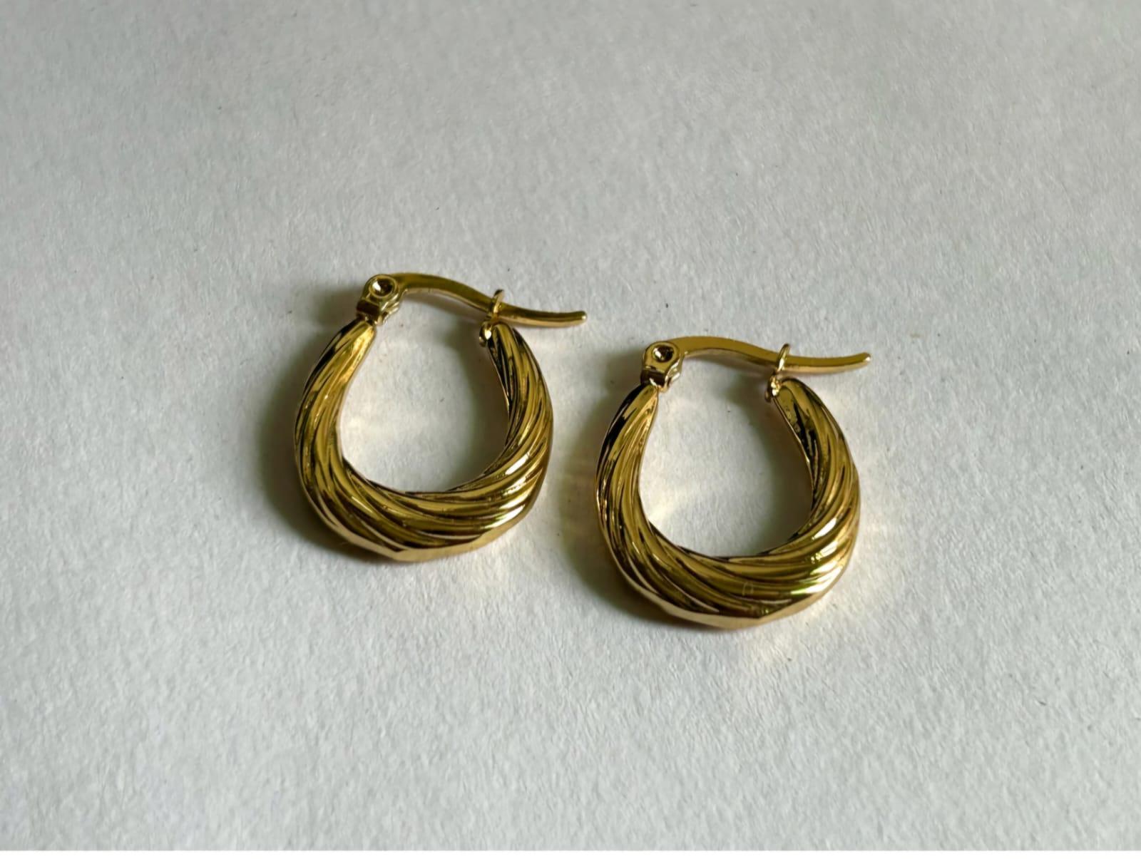 STAINLESS STEEL OVAL WEAVE HOOPS EARRINGS.