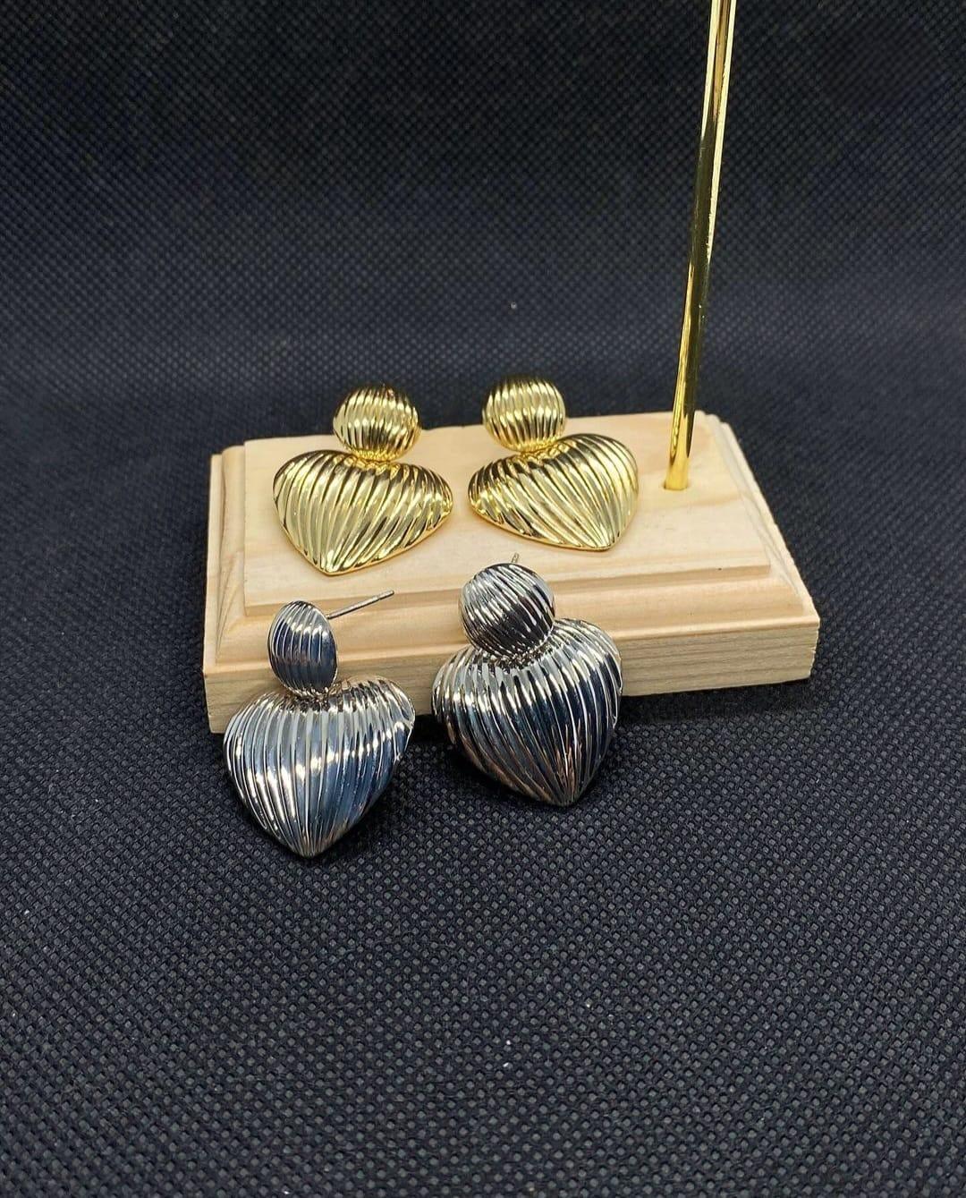 STAINLESS STEEL SHELL DROP HEART EARRINGS