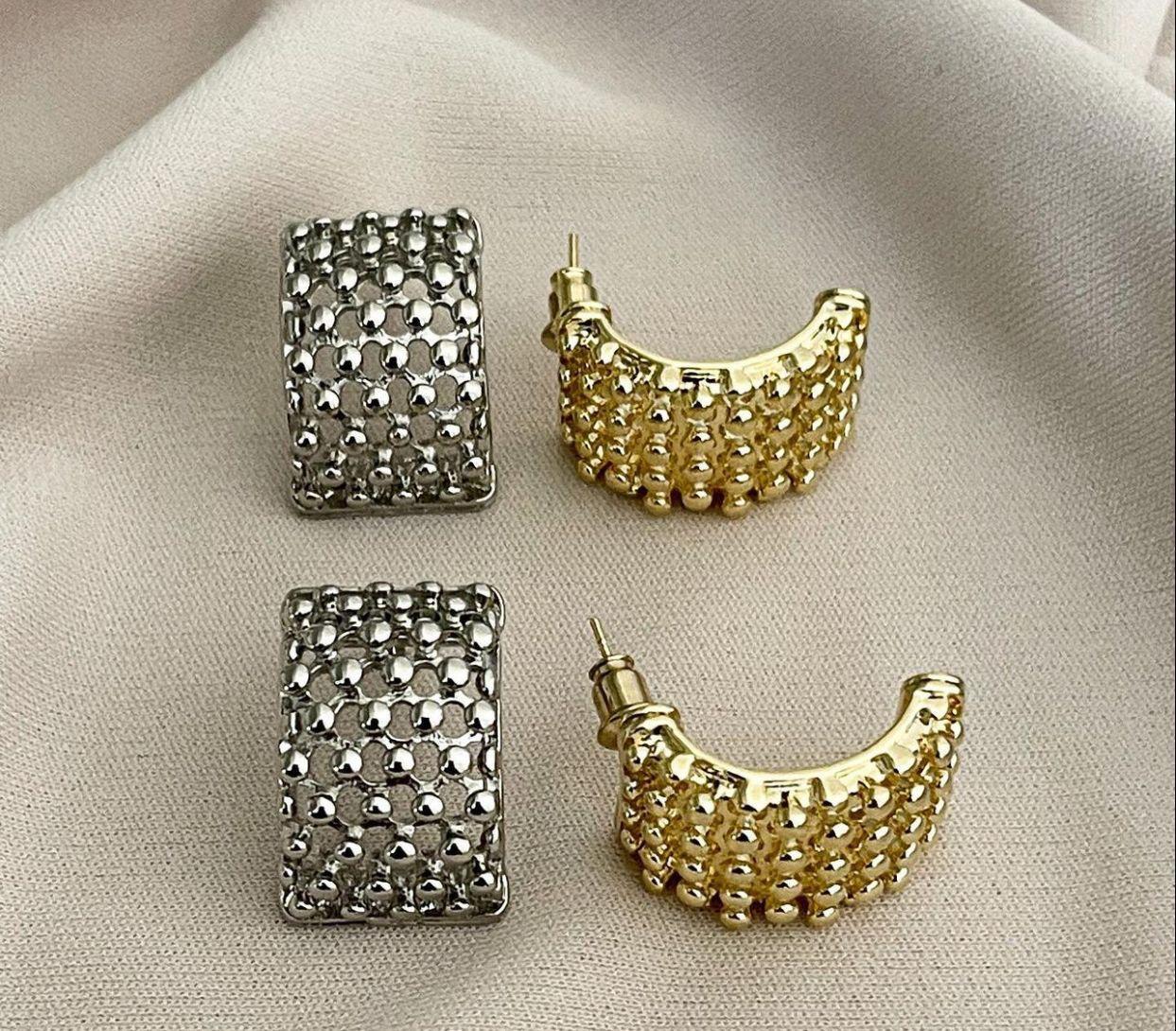 STAINLESS STEEL MESH CUTOUT HALF HOOP EARRINGS.