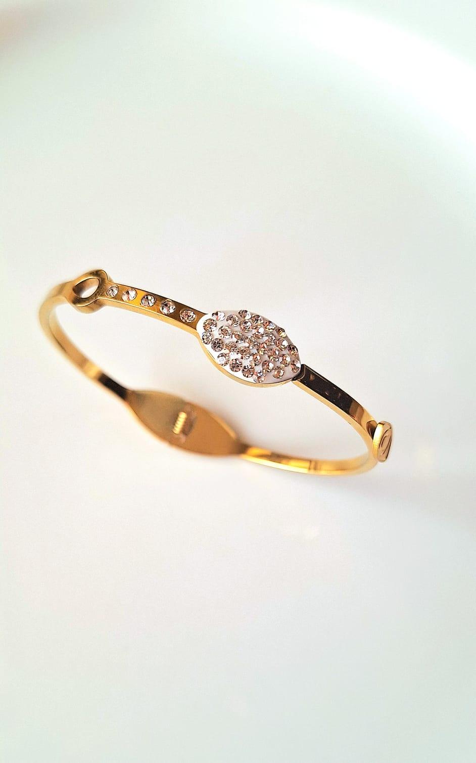 STAINLESS STEEL OPENABLE SNAKE STONES BRACELET.