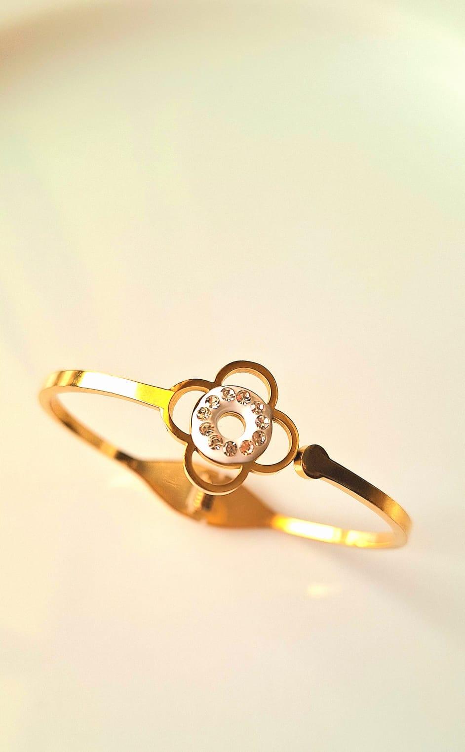 STAINLESS STEEL OPENABLE CIRCLE CLOVER BRACELET