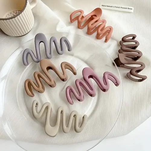 WAVE SHAPED HAIR CLAW CLIP
