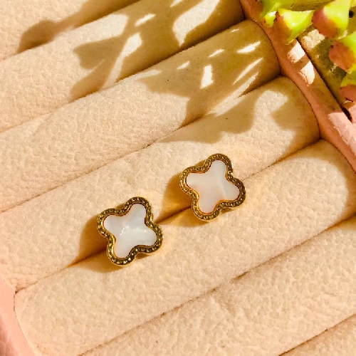 STAINLESS STEEL FOUR LEAF WHITE CLOVER STUD