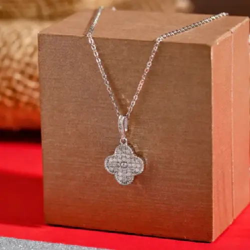 STAINLESS STEEL CLOVER LEAF NECKLACE