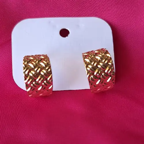 BASKET WEAVE HUGGIE HOOP